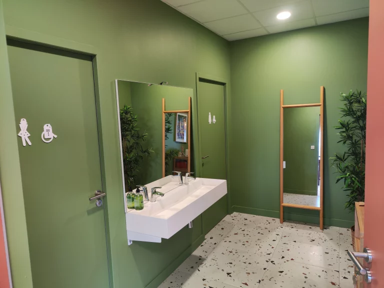 Salle de bain moderne avec plantes vertes et sanitaires haut de gamme