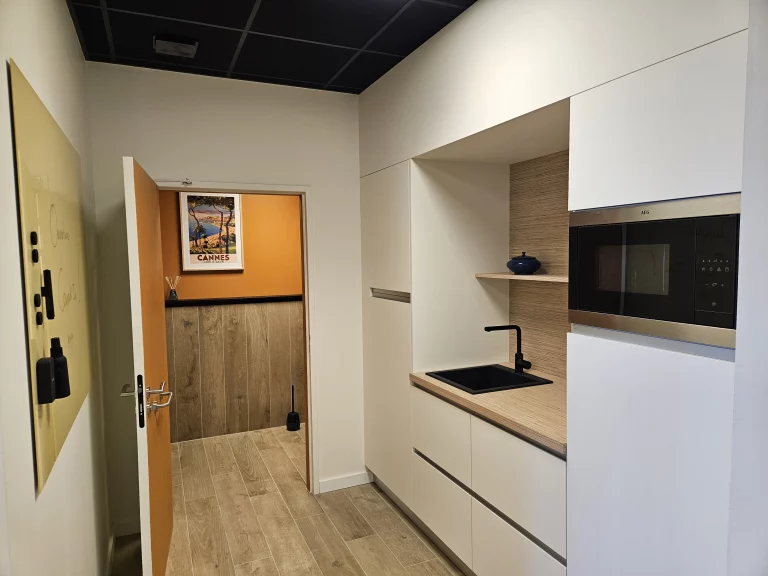 Cuisine moderne avec micro-ondes et évier dans un espace de coworking