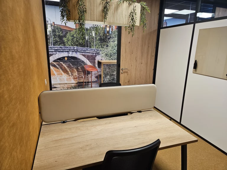 Espace de travail individuel et calme dans un coworking