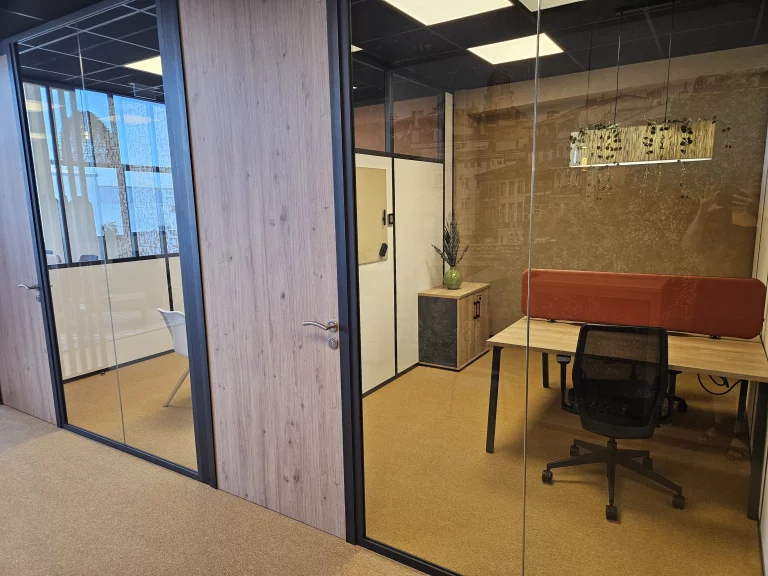 Bureau individuel fermé dans un espace de coworking