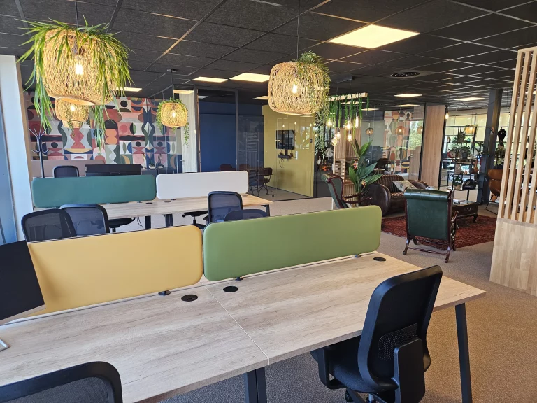 Espace de coworking avec bureaux séparés par des panneaux acoustiques