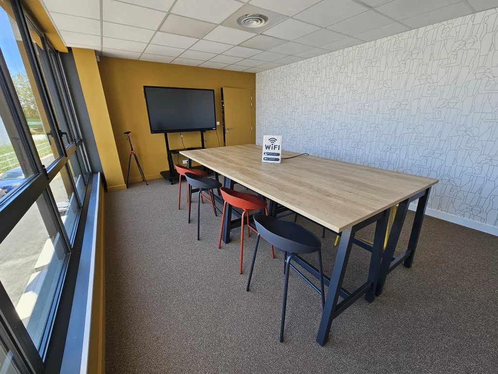 Salle de réunion adaptée aux visioconférences