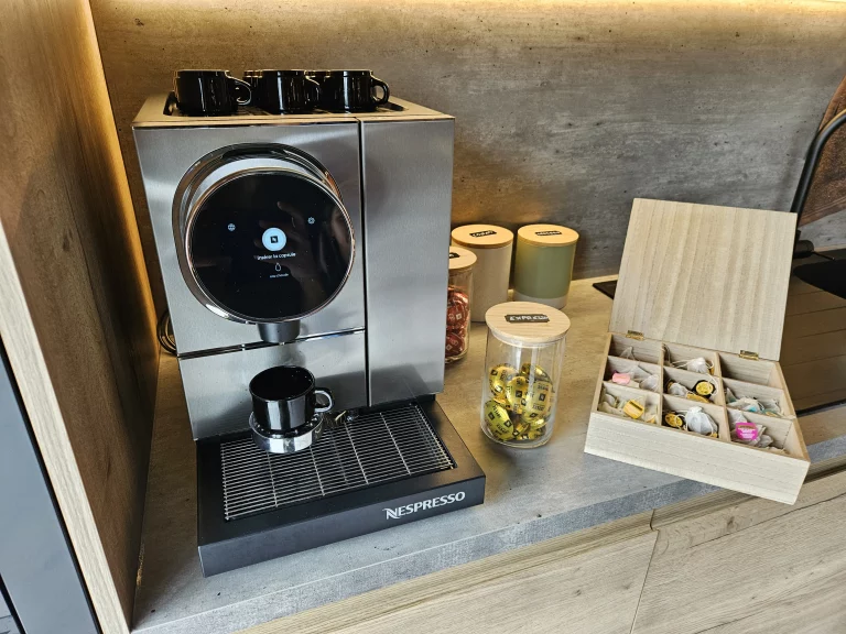 Machine à café Nespresso et capsules dans un espace de coworking