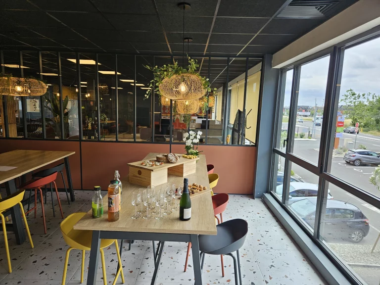 Espace cuisine aménagé dans un coworking