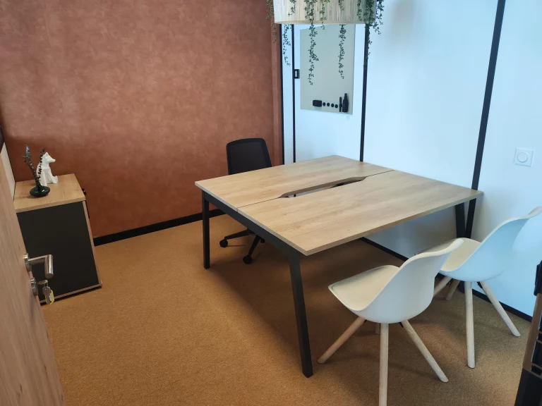 Bureau double privé fermé dans un espace de coworking