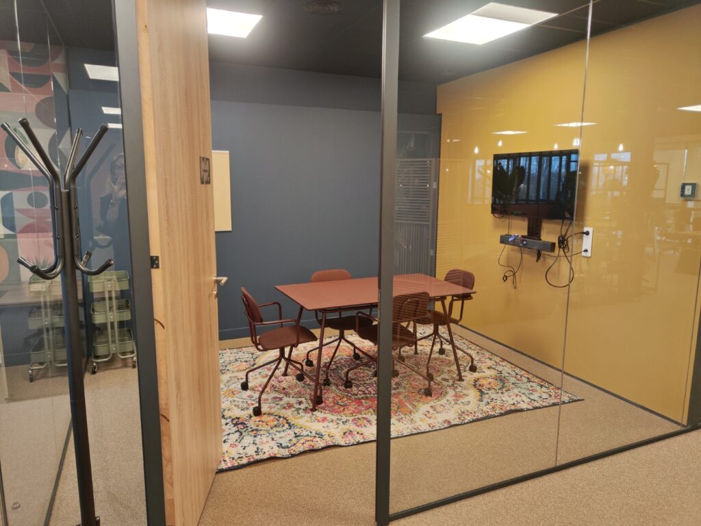 salle de réunion pour 4 à personnesn vitrée
